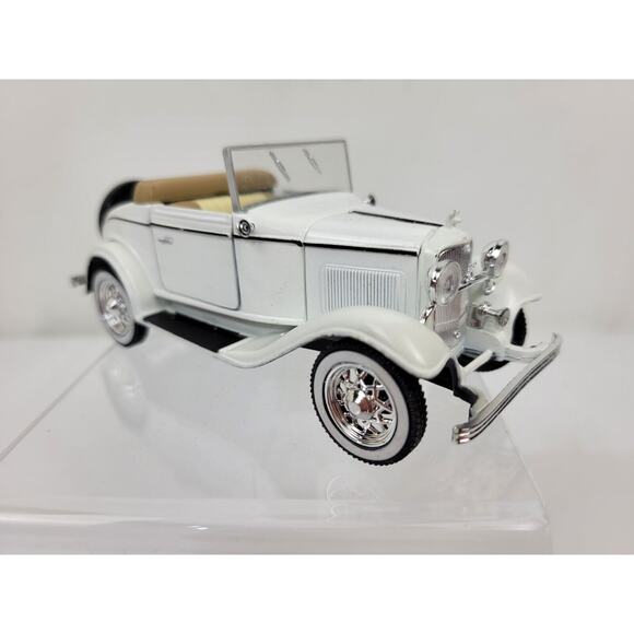 National Motor Museum Mint ARKO Ford 1932 Model 18 V-8 Cabriolet White 1:32 - Picture 5 of 8